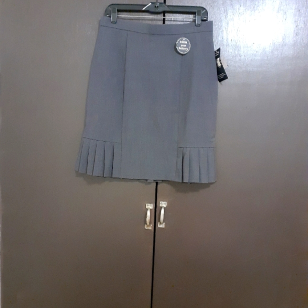 Skirt with pleated bottom